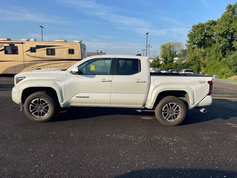 Used 2024 Toyota Tacoma TRD Sport w/ TRD Sport Upgrade Package AWD/4WD image 2