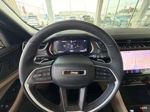 Used 2023 Jeep Grand Cherokee Limited w/ Luxury Tech Group II AWD/4WD image 32