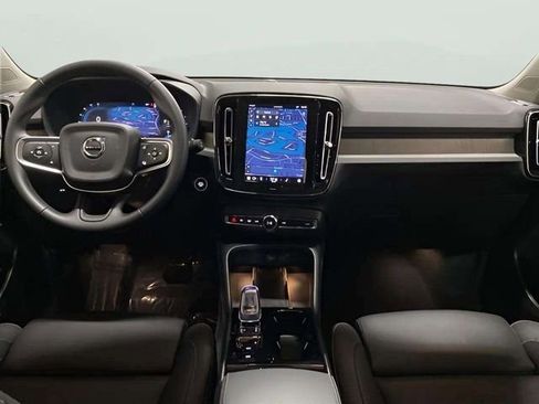 Used 2025 Volvo XC40 B5 Plus image 11