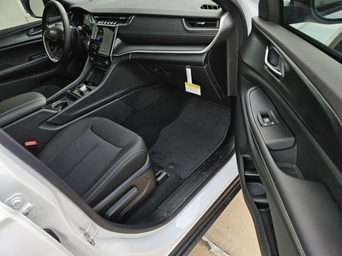 New 2026 Jeep Grand Cherokee L 4WD image 7