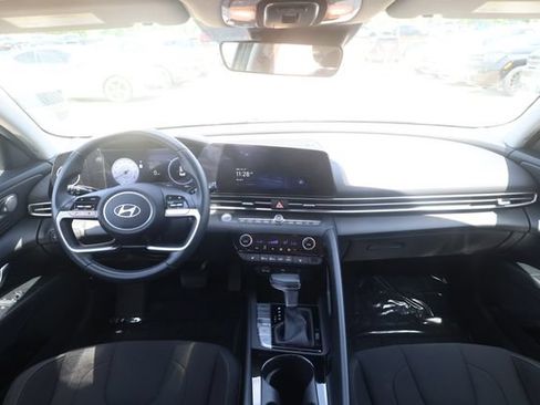 Used 2025 Hyundai Elantra SEL FWD image 11