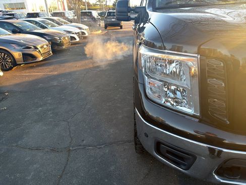 Used 2019 Nissan Titan SV w/ SV Convenience Package image 12