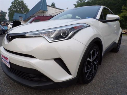 Used 2019 Toyota C-HR XLE FWD image 3