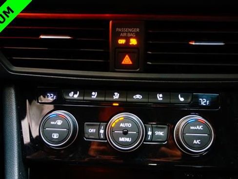 Used 2020 Volkswagen Jetta SEL Premium image 17