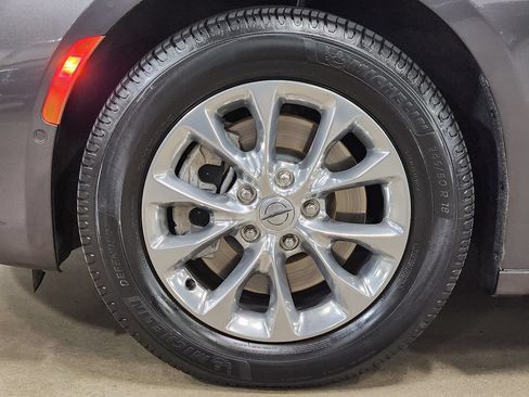 Used 2022 Chrysler Pacifica Touring-L w/ Uconnect Theater Family Group AWD/4WD image 28