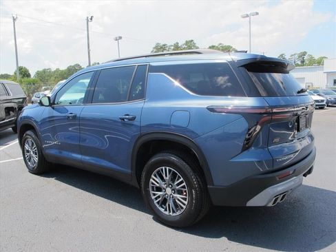 Used 2024 Chevrolet Traverse LT w/ Trailering Package FWD image 5