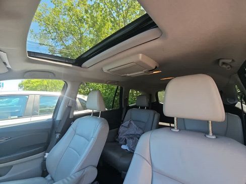 Used 2021 Honda Pilot Touring image 8