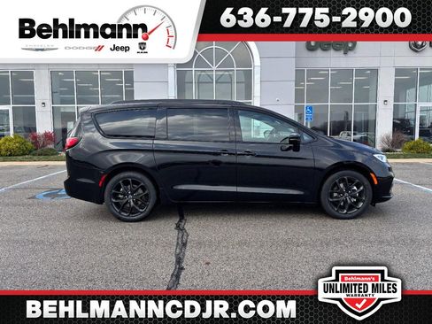 New 2026 Chrysler Pacifica Limited w/ S Appearance Package image 1