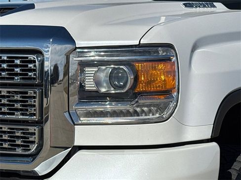 Used 2019 GMC Sierra 2500 Denali w/ Duramax Plus Package image 4