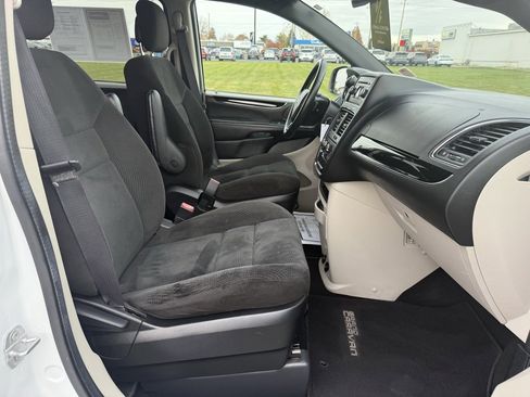 Used 2016 Dodge Grand Caravan SE image 26