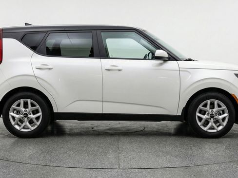 Used 2025 Kia Soul LX w/ LX Technology Package image 11