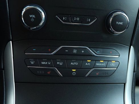 Used 2020 Ford Edge SEL w/ Cold Weather Package AWD/4WD image 19