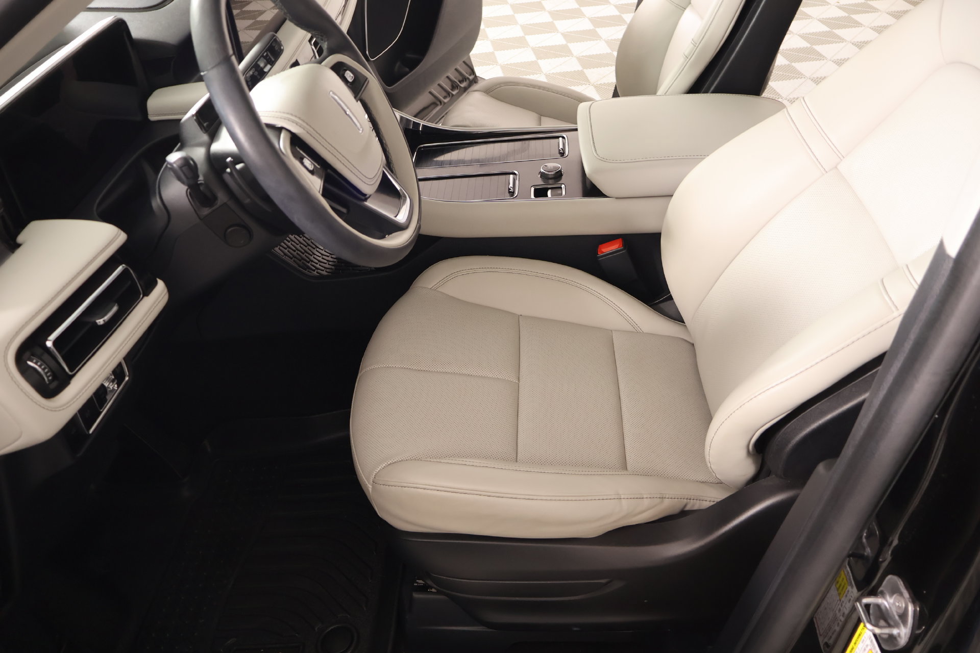Used 2025 Lincoln Aviator 2WD w/ Jet Appearance Package image 12