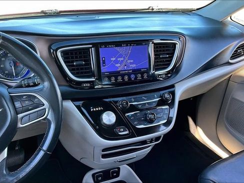 Used 2017 Chrysler Pacifica Touring-L w/ Tire & Wheel Group image 9