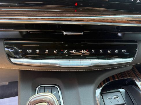 Used 2024 Cadillac Escalade ESV Premium Luxury AWD/4WD image 31