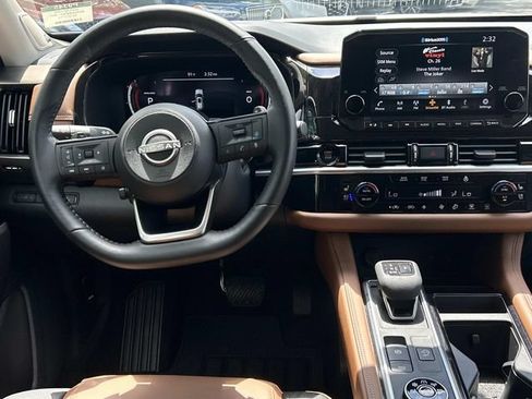 Used 2025 Nissan Pathfinder Platinum w/ Black Appearance Package AWD/4WD image 24
