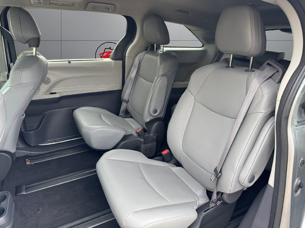 Used 2024 Toyota Sienna XLE w/ XLE Plus Package AWD/4WD image 18