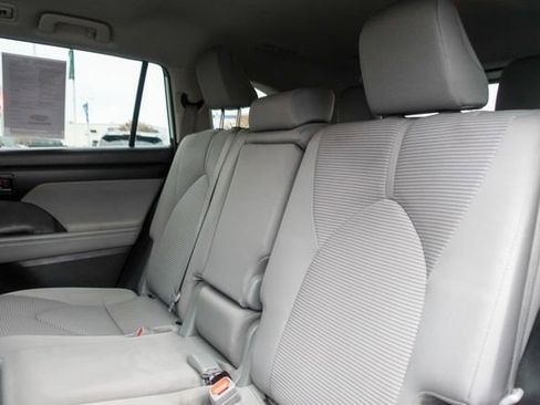 Certified 2023 Toyota Highlander L image 31