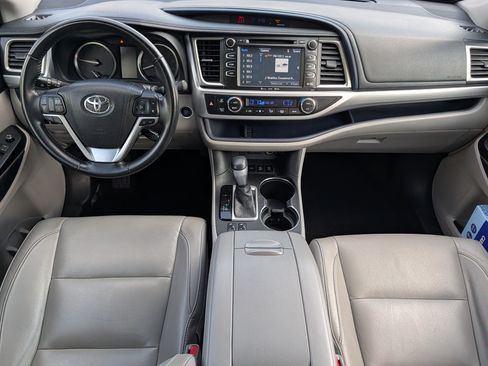 Used 2017 Toyota Highlander XLE AWD/4WD image 10