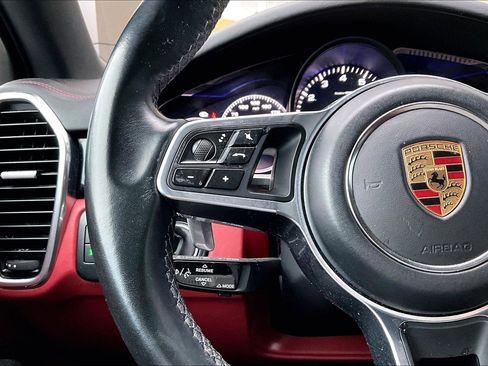Used 2023 Porsche Cayenne Platinum Edition image 18