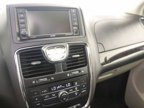 Used 2015 Chrysler Town & Country Touring FWD image 24