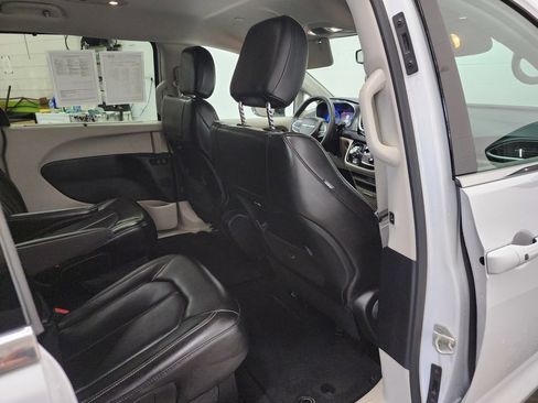 Used 2024 Chrysler Pacifica Touring-L FWD image 30
