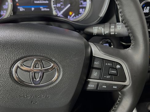 Used 2023 Toyota Highlander XLE FWD image 20