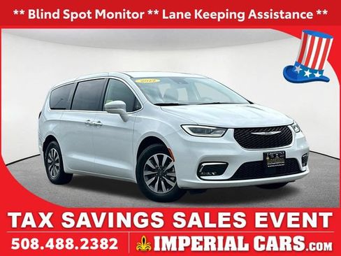Used 2022 Chrysler Pacifica Touring-L FWD image 1