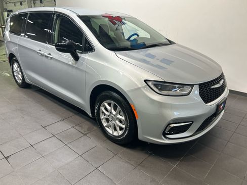 Used 2024 Chrysler Pacifica Touring-L FWD image 2
