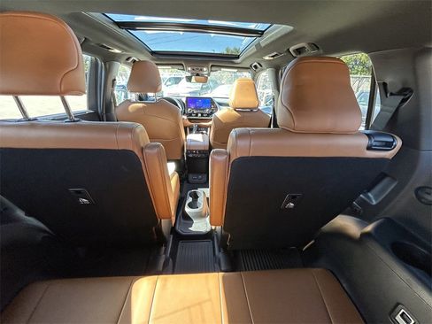 Used 2023 Toyota Highlander Platinum image 17