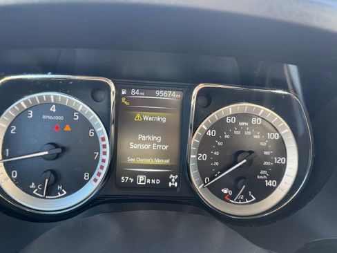 Used 2018 Nissan Titan SV w/ SV Convenience Package image 24