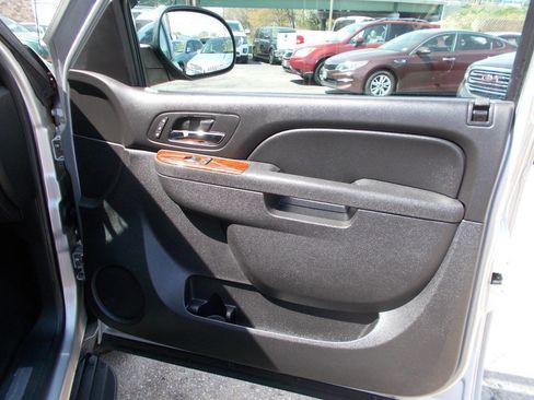 Used 2011 Chevrolet Avalanche LTZ image 18