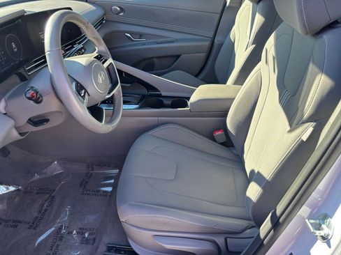 Used 2025 Hyundai Elantra SEL image 23