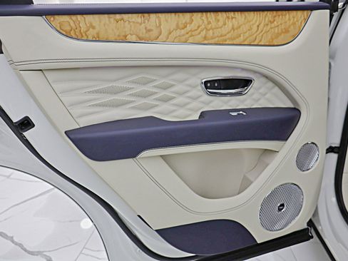 Used 2024 Bentley Bentayga image 51