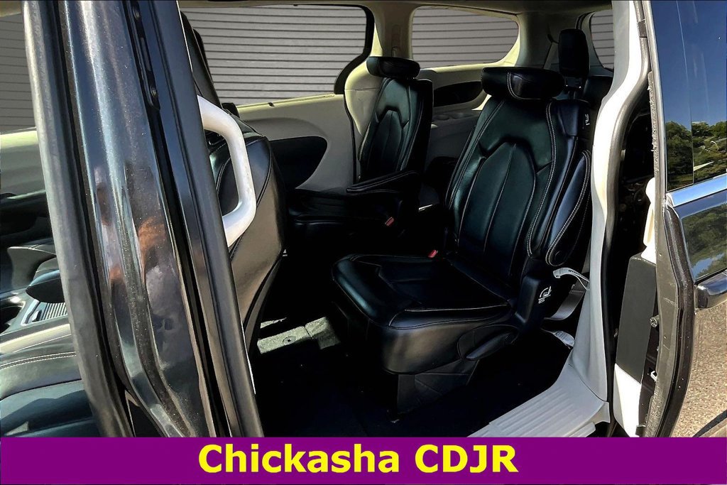 Used 2023 Chrysler Pacifica Touring-L FWD image 21