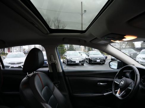 Used 2021 Nissan Sentra SR w/ SR Premium Package image 30