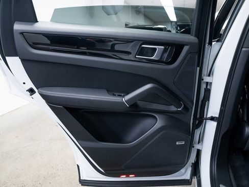 Used 2022 Porsche Cayenne w/ Premium Package image 20