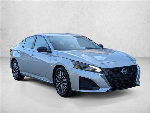 Used 2024 Nissan Altima 2.5 SV FWD image 3
