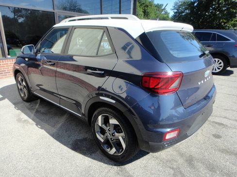 Used 2023 Hyundai Venue Limited FWD image 6