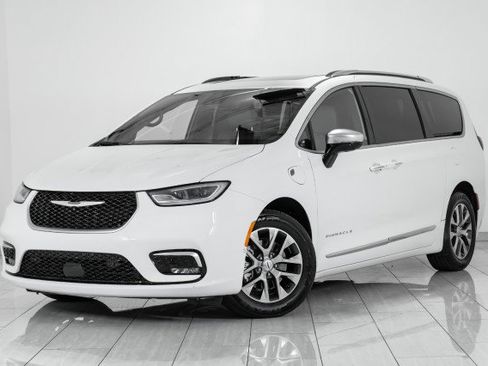 Used 2023 Chrysler Pacifica Pinnacle image 4
