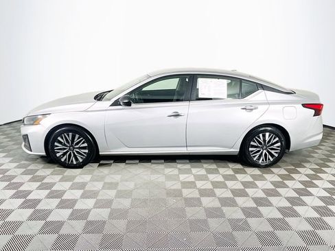 Used 2024 Nissan Altima 2.5 SV FWD image 5
