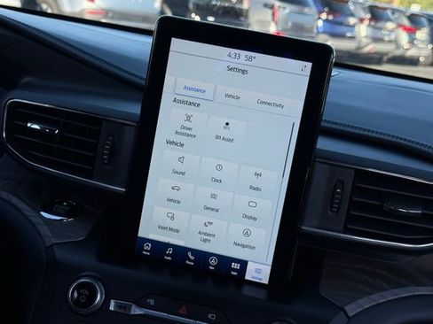 Certified 2020 Ford Explorer Platinum w/ Premium Technology Package image 29