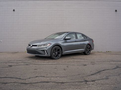 Used 2025 Volkswagen Jetta SE w/ Sunroof Package FWD image 1