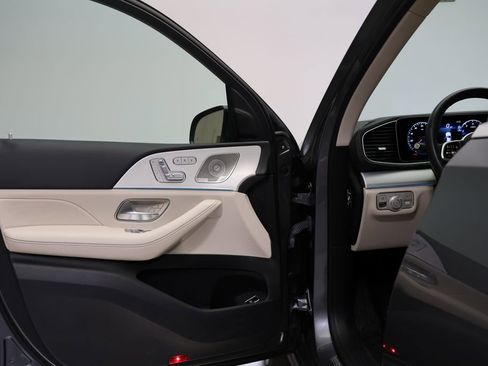 Certified 2023 Mercedes-Benz GLS 450 4MATIC image 31