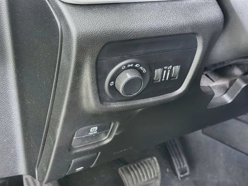 Used 2023 Jeep Grand Cherokee Laredo AWD/4WD image 13