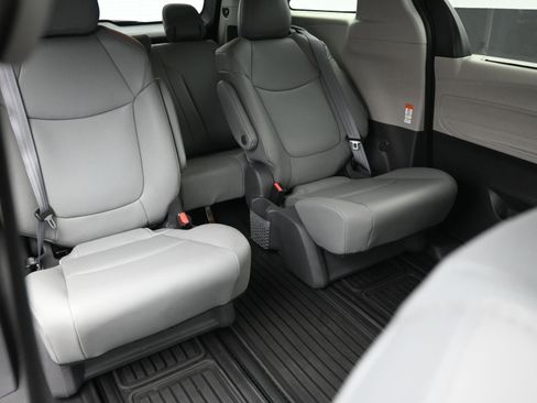 Used 2021 Toyota Sienna XLE image 82