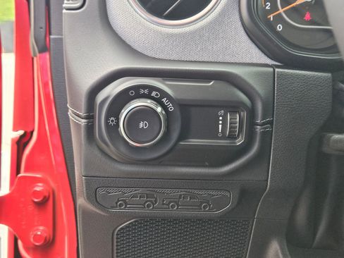 Used 2025 Jeep Wrangler Unlimited Sahara AWD/4WD image 20
