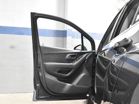 Used 2020 Chevrolet Trax LT FWD image 11