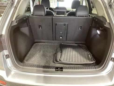 Certified 2025 Volkswagen Taos SE w/ Panoramic Sunroof Package image 11