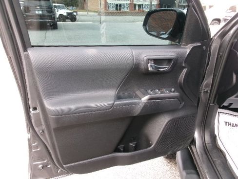 Used 2021 Toyota Tacoma TRD Sport w/ Technology Package image 19